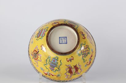 Bol en émail cloisonné sur fond jaune à décor...