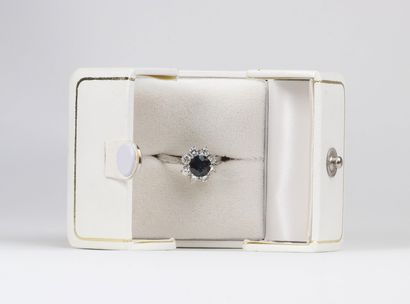 Bague en or blanc (18k) saphir et 8 diamants
Dimensions:...