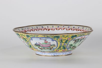 Bol en émail cloisonné à décor de médaillons...
