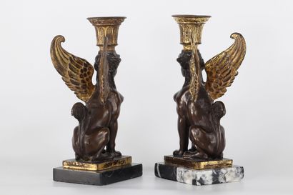 Paire de bougeoirs empire aux sphinx en bronze...