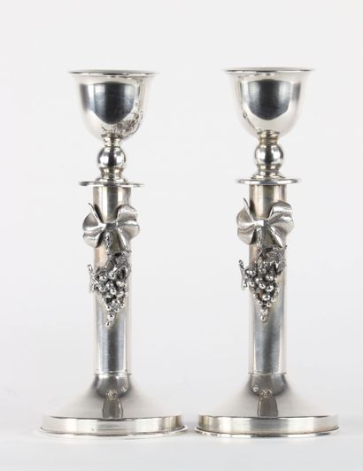 Paire de bougeoirs en argent décoré de grappes...