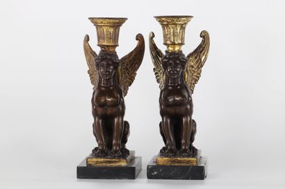 Paire de bougeoirs empire aux sphinx en bronze...
