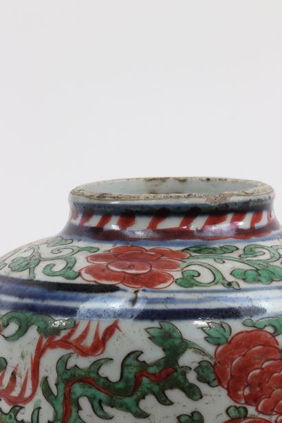 Chine, XVIIe, potiche en porcelaine à décor...