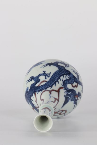 Vase piriforme à décor de dragon bleu et...