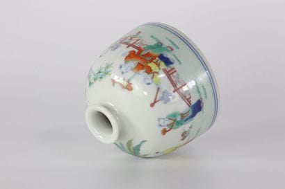 Vase Doucai à décor de jeux d'enfants marque...