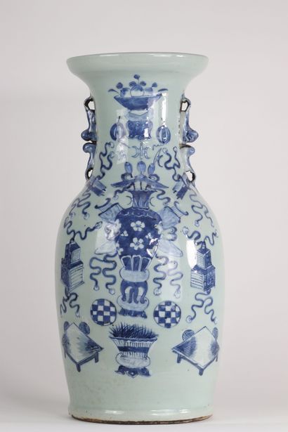 Chine vase céladon a décor en semi relief...
