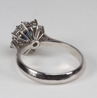Bague en or blanc (18k) saphir et 8 diamants
Dimensions:...