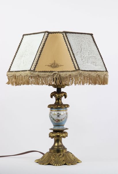 Lampe lithophanie pied en porcelaine et bronze...