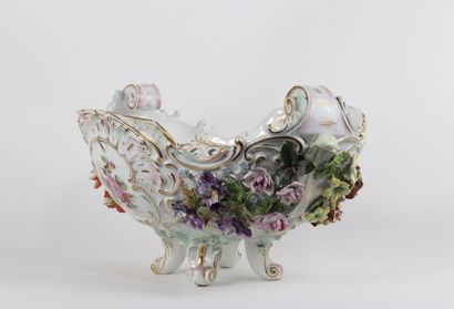 Corbeille en porcelaine , ajourée à décors...
