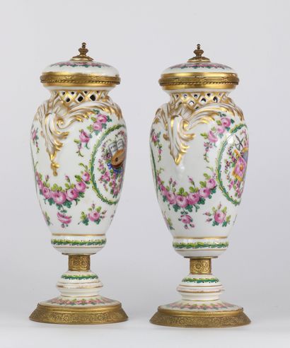 Paire de vases pots-pourris en porcelaine...