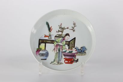 Assiette à décor de personnages dans un intérieur...