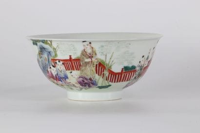 Bol en porcelaine de chine à décor d'enfants...