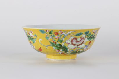 Bol en porcelaine de chine sur fond jaune...