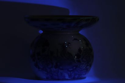 Chine, XVIIIe, crachoir en porcelaine de...