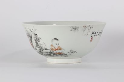 Bol en porcelaine de chine décor d'enfants...
