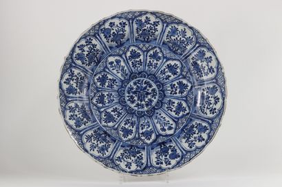 Grand plat chine époque Kangxi blanc bleu...