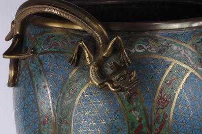 Chine Imposant vase couvert en bronze cloisonné...