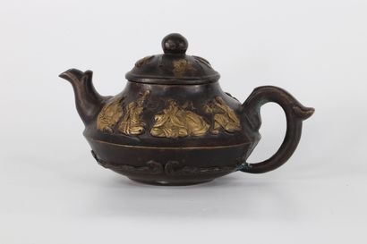 Théière en métal chine 19ème à décor de personnages
Région:...