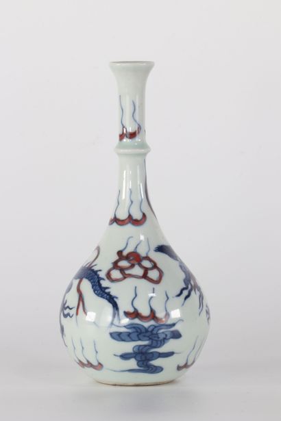 Vase piriforme à décor de dragon bleu et...
