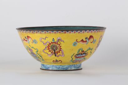 Bol en émail cloisonné sur fond jaune à décor...