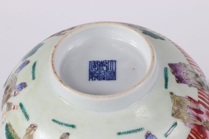Bol en porcelaine de chine à décor d'enfants...
