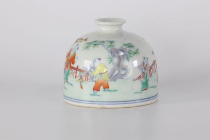 Vase Doucai à décor de jeux d'enfants marque...