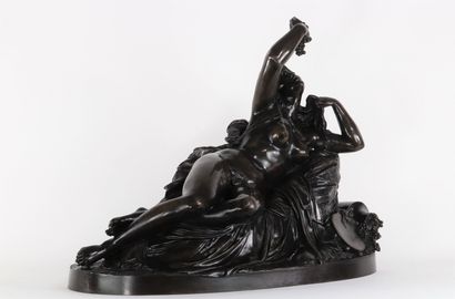 Imposant bronze, Bacchante allongée mangeant...