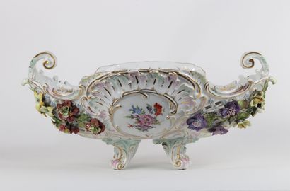 Corbeille en porcelaine , ajourée à décors...