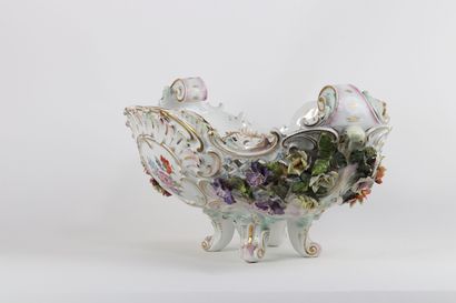 Corbeille en porcelaine , ajourée à décors...