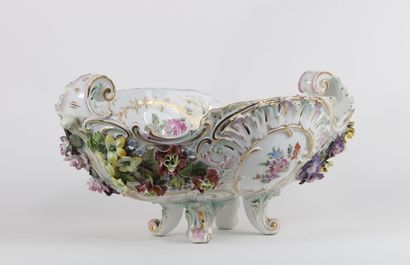 Corbeille en porcelaine , ajourée à décors...