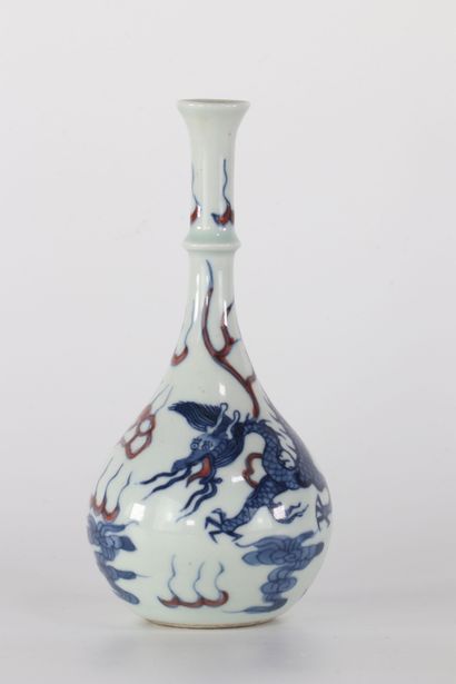 Vase piriforme à décor de dragon bleu et...