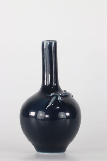 Vase en porcelaine de chine décor d'un dragon
Région:...