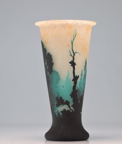 Muller Frères vase à décor de paysage
Poids:...