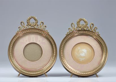 Grande paire cadres en bronze doré de style...