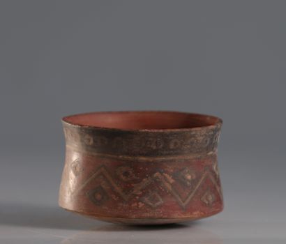Bol forme et motifs géométriques anthropomorphe...