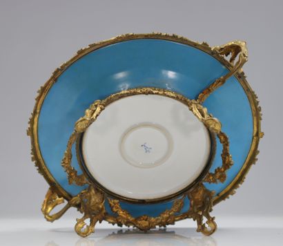 Sèvres grand milieu de table monté en bronze
Poids:...