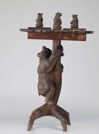 Table de fumeurs en bois sculpté décorée...