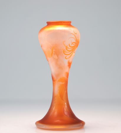Emile Gallé vase orangé a décor de fleurs
Poids:...