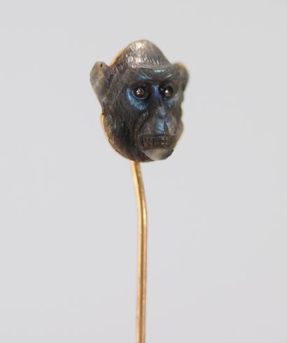 Epingle Fabergé en or surmontée par une tête...
