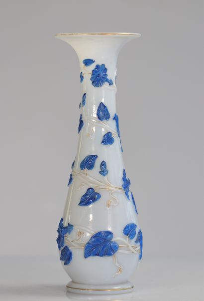 Vase Baccarat liserons bleus en opaline pressée...