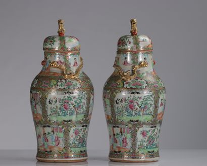 Paire de potiches couvertes en porcelaine...