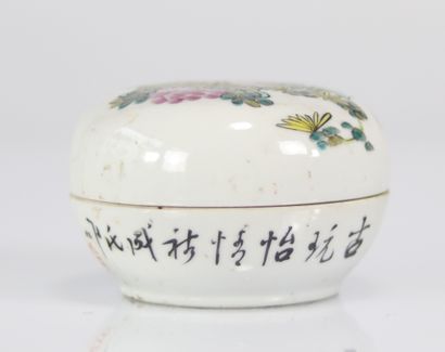 boîte couverte en porcelaine décor d'artistise
Poids:...