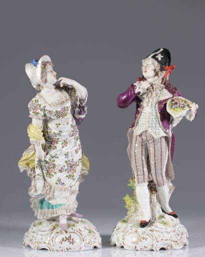 Paire de personnages en porcelaine marque...