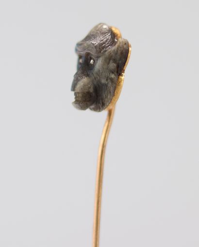 Epingle Fabergé en or surmontée par une tête...