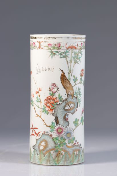 Chine vase rouleau en porcelaine décor fleuris...