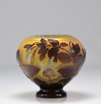 Emile Gallé vase boule à décor de fleurs
Poids:...