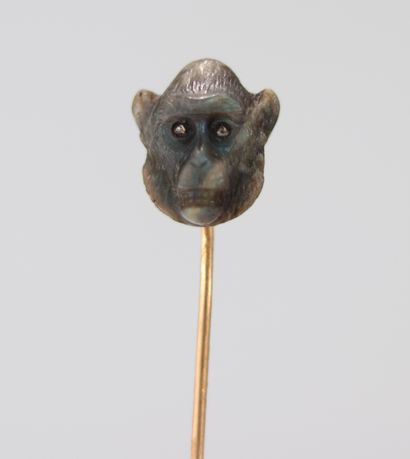 Epingle Fabergé en or surmontée par une tête...