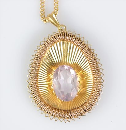 Pendentif et chaine en or (18k) et (24.9gr)
Poids:...