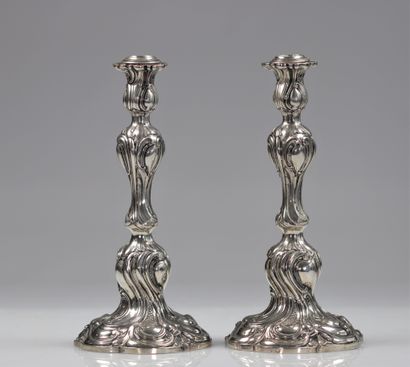 Paire de bougeoirs en argent de style Louis...