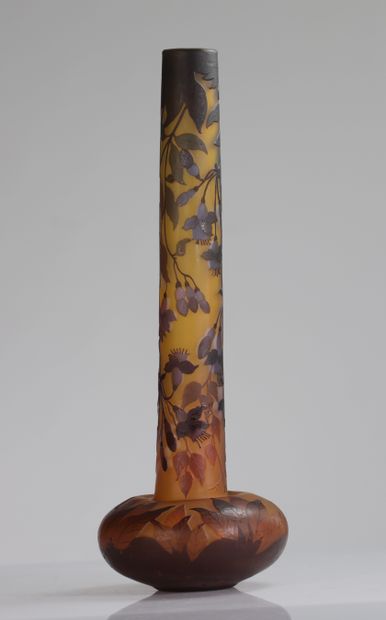 Emile Gallé imposant vase dégagé a l’acide...